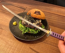【刀剣】ハンバーガーが日本刀とコラボだと⁉︎ 実際に見に行ったら日本刀鍛錬の技が活きる “本物” だった / グルメバーガー店『SHOGUN BURGER』で予約販売