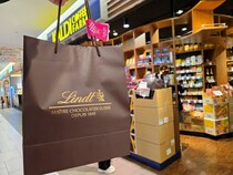 【マグカップが実質タダ】カルディで今だけ売ってる「リンツ リンドールお楽しみ袋（2138円）」がお得！ バレンタインやバラマキにもオススメ