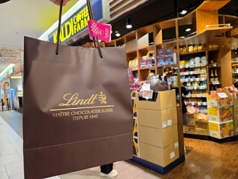 【マグカップが実質タダ】カルディで今だけ売ってる「リンツ リンドールお楽しみ袋（2138円）」がお得！ バレンタインやバラマキにもオススメ