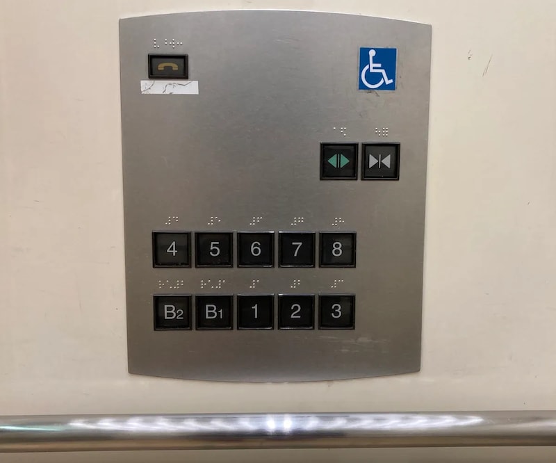 【体験談】エレベーターで先に入った人が最後に出る現象とスマートな振る舞いについて