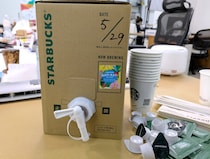 スタバの返却不要のポットサービス「コーヒートラベラー」が便利！ →  みんなにコーヒー飲ませようとしたら、社内が微妙な空気になった