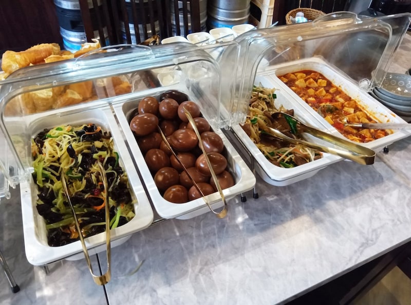 【880円食べ放題】池袋中華街の奥地に高コスパランチが！ 客の注文はほぼエビチリの「四季海岸」/ ガチ中華ランチ紀行：第8回