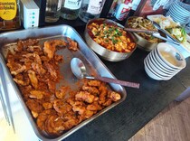 880円で豚唐揚げが食べ放題！ 池袋で見つけたガチ中華『小東北』のランチが、日本と思えない「コスパの魔境」だった