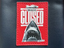 ユニバーサル公式グッズ専門店で買った「ジョーズ福袋」を大公開！ サメ映画ファン必見の中身はコチラ / 福袋2026