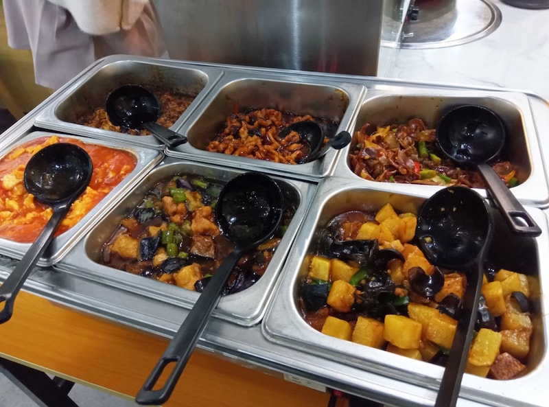 【食べ放題980円】中華12種ビュッフェが1000円以下！ 池袋『唇辣道』のランチ「まぜ麺セット」のセット部分が強かった