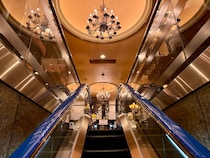 【昭和ゴージャス】池袋西一番街「カフェ・ド・巴里」の専用エスカレーターがセレブ過ぎる / モーニングセットを頼んだ後に衝撃の事実に気づいてしまった…