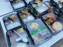 焼き飯やチキンカツカレーが100円以下！ インドネシアの中でも安すぎるお弁当屋さんに行ってみた