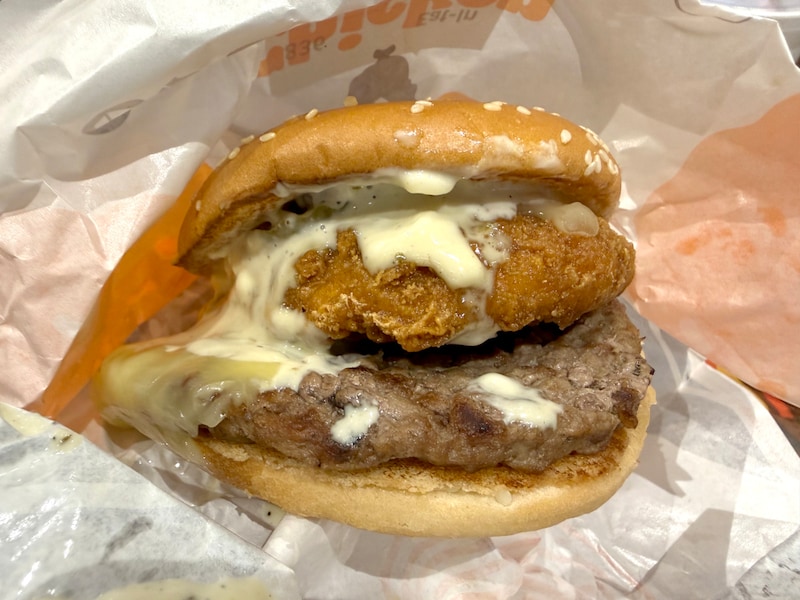 バーガーキング最新作『チキン＆ビーフ ビッグマウスホワイトバーガー』を実食！ 直火焼き×サクサク衣が織りなす「狂気の二刀流」が予想外だった