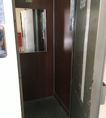 こんなエレベーター、見たことある？ 乗り方を知らずに海外で赤面した話 / 手押しのトラップに気をつけろ！