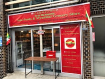 大久保裏通りに “ガチ系” エスニック食材店「ここはミャンマー」爆誕 / ミャンマー風ビリヤニ「ダンバウ」が激ウマだった！