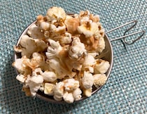 【簡単キャンプ飯】マシュマロで作る「キャラメルポップコーン」が悪魔的なウマさ！ 濃厚リッチで無限に食べられる！