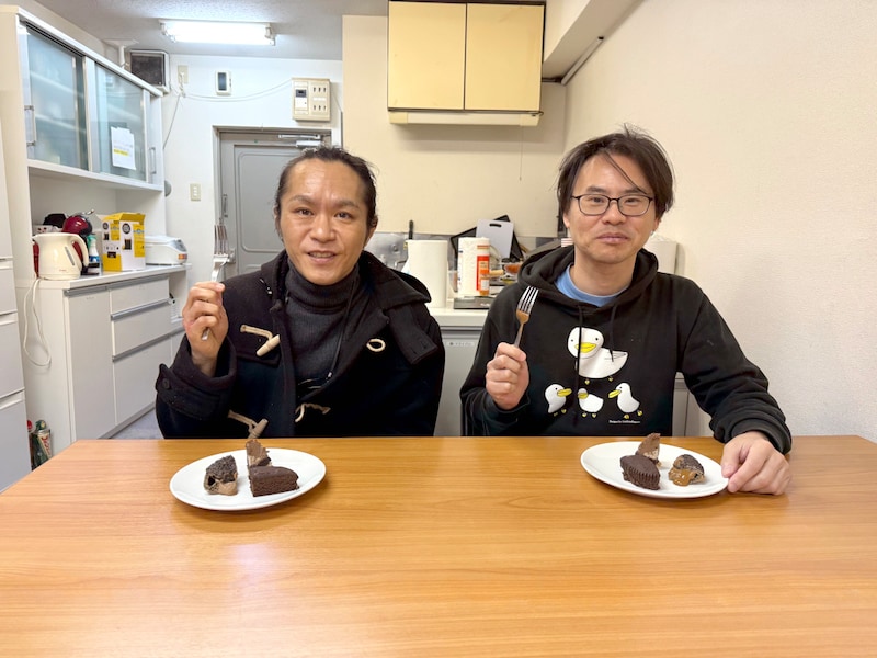 ゴディバ監修 vs 138円の蒸しケーキ！ おっさんたちは「有名ショコラティエ」の気配を見抜けるのか？