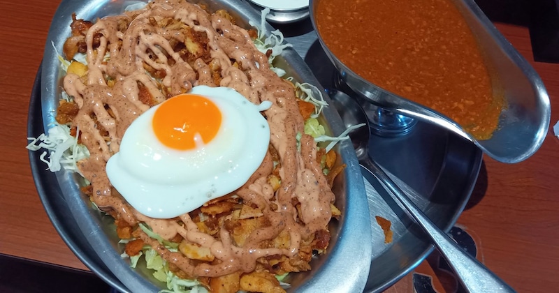 【コラム】ターリー屋「チキンケバブキーマ定食」にカレーの摂理を見た / 味変の末に辿り着く “整い” の食体験