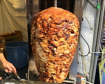 日本一ウマいケバブを決める祭典『ケバブグランプリ2016』が新宿で開催中！ 大久保公園が巨大な肉塊と中東系イケメンだらけだった!!