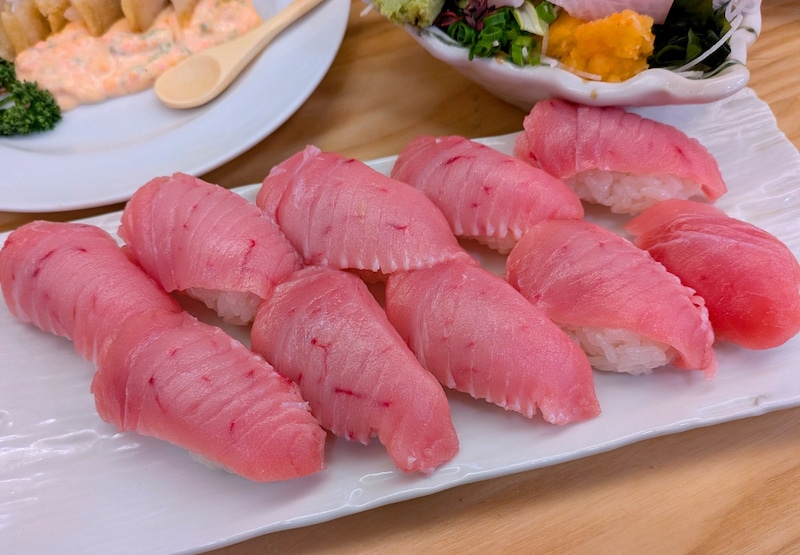 時間・数量限定「1貫100円」でまぐろトロが食える! 東京・丸の内『魚の店 オカモ倶楽部』の昼飲みは最高だ!!