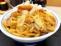 【意味不明】かつや新商品「ホルモン焼きうどんとチキンカツの合い盛り丼」が今年最大級のカオスで震えた！ まともな登場人物が一人もいねぇ!!