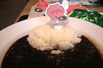松屋×ちいかわのコラボメニュー『鬼辛カレー』を食べて辛さを確かめてみた！ 原作ではちいかわ達が涙を流し、ショートしていたが…
