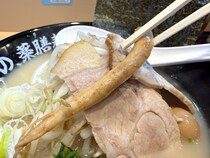 1000円で「高麗人参」がドーーーン！ 人生初の『薬膳ラーメン』は考え方によってコスパ最強グルメかもしれない