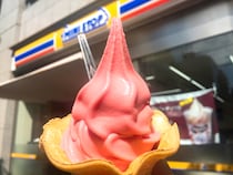 ミニストップのソフトクリーム『あまおう苺ソフト』が激ウマ！ 果汁14％アップで店の中に農園があるのかと錯覚するレベル!!