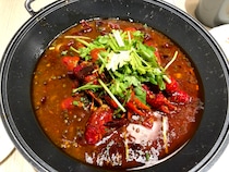 【前編】初めてちゃんとしたザリガニ料理を食べてみた結果… / 後輩を野生のザリガニ料理で喜ばせたい