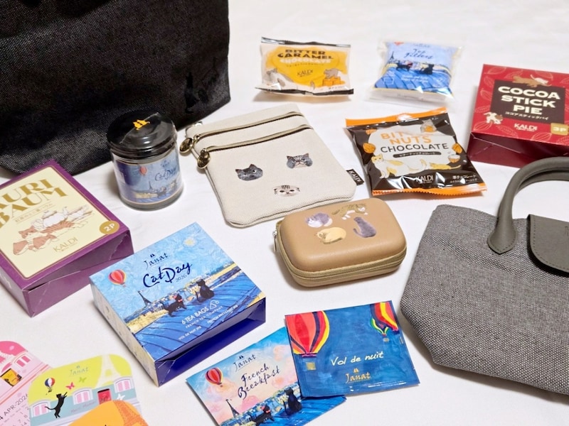 【ネコ好き必見】カルディで毎年大人気の「ネコの日バッグ」が今年も2種類登場！ 全アイテムにネコがいる…！