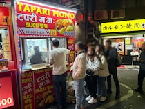 【ダルバート行脚番外編】ネパール人が行列をなす「モモ屋台」爆誕！ 駅から3秒＆映える “葉っぱ皿” で話題沸騰 / 大久保「タパリモモ」