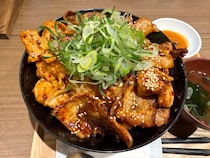 新宿地下街の死角で「総重量1kgのデカ盛り」に遭遇！ 焼肉丼専門店『たれ櫻』の2900円丼と死闘を繰り広げてきた