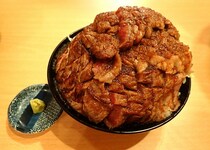 【爆盛り】総重量1kgのステーキ丼はデカすぎてフタが浮くほどのわがままボディ！ 「超高級焼肉が福岡一安い!!」という激アツ店が福岡市の『ニクゼン』だ