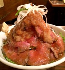 【超ド級】これぞローストビーフ界の二郎！ 鳥園の「ローストビーフ丼 富士山」がハンパない!!