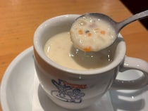 【検証】カフェチェーン3店のクラムチャウダーを飲み比べ！ 夕方のカフェイン問題にちょうどいい一杯を探してみた