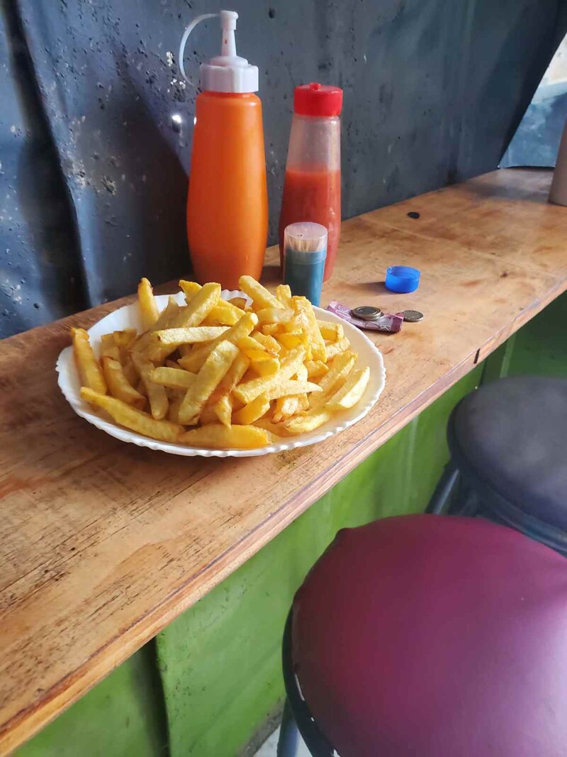 「お客さん、着色料、入れる？」「ゴキブリは前菜よ」豪快女将の衝撃ポテト屋レポート【カンバ通信：第443回】