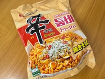 【韓国で人気爆発】辛ラーメン新作『トゥーンバ』が日本に上陸したので食べてみた → 「焼きそばという名のパスタっぽいお菓子」だった（？）