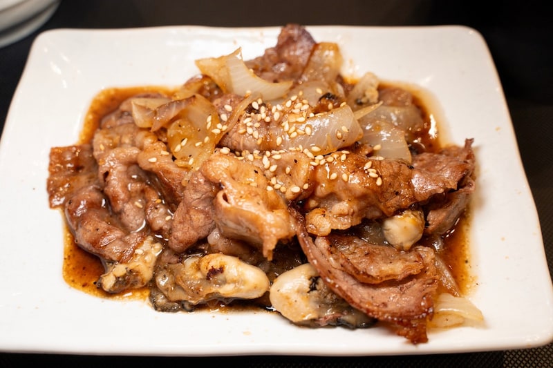 松屋「牛肉と牡蠣のオイスターソース炒め」はコスパ良いぞ! 約900円で味わえるジャンクみある濃厚な肉と牡蠣