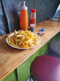 「お客さん、着色料、入れる？」「ゴキブリは前菜よ」豪快女将の衝撃ポテト屋レポート【カンバ通信：第443回】