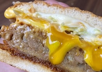 【罪深い】ドムドムバーガーの新作『メンタマ』を買ってみたら、イメージ写真と違っていた…良い意味で！