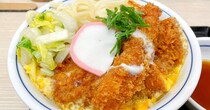 かつやの新作『鍋焼きカツ煮』は定食より丼で注文すべき理由 / ロースカツ・海老フライ・〆のうどんがご飯の上に集結