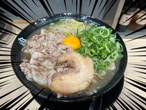 【肉4倍で麺特盛】『伝説の肉そば屋』で “伝説盛り” を完食！ 器の底に刻まれたメッセージとは？