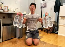 【100均検証】かつて「ものすごくわびしい気持ちになる筋トレグッズ」とバカにしていた商品をプロのトレーナーに渡したら地獄を見た