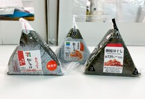 【おにぎりの日】ローソン、セブン、ファミマの鮭おにぎりに違いはあるのか？ 食べ比べてみたら史上屈指の激闘が演じられていた