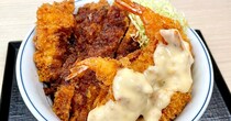 【困惑】かつや、満を持して新商品『海老マヨとチキンカツの合い盛り丼』を発売するもエビフライにしか見えない