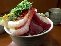 頬っぺたがブッ飛ぶほどウマい海鮮丼がたった850円！ コスパ抜群のお店「酒処ぽんた」に迷わず行くべし!!