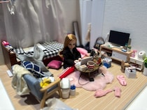 脱ぎっぱなしの靴下に食べかけのカップ麺…リカちゃんのOFFが想像以上に人間だった / 「リカちゃんのON／OFF展」開催中