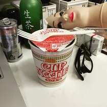 【コラム】日清カップヌードルはプラスチックのフォークで食べるとウマイ