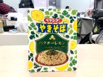 【検証】パクチー嫌いが「ペヤング パクチーレモンやきそば」を食べた結果…