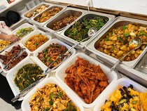 【食べ放題1180円】キャバクラに潜むガチ中華「盛興順鉄鍋炖 池袋店」がディープ / 雑居ビルを上ると本場の客が集まるランチビュッフェが