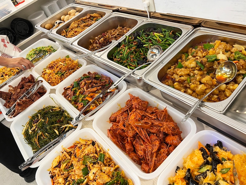 【食べ放題1180円】キャバクラに潜むガチ中華「盛興順鉄鍋炖 池袋店」がディープ / 雑居ビルを上ると本場の客が集まるランチビュッフェが