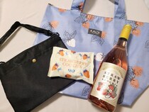 【カルディ】1980円でバッグ2個とワイン入り!? 毎年人気の「いちごバッグ」は今年もかわいさ・コスパ共に抜群だった！