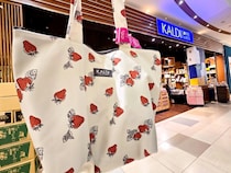 【カルディ】毎年人気の「いちごバッグ」が歴代最高のかわいさを更新！ 1980円で保冷バッグもボディバッグも手に入るのは強い…！