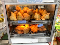 【コスパ最高】たったの200円！ 上野御徒町エリアの新食べ歩きグルメに「サモサ」を猛烈に推したい!!