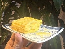 【100均検証】ダイソーの「レンジでだし巻き卵」が想像以上に有能！ 火を使わず1分半で絶妙な半熟感が完成